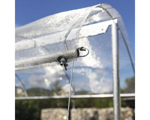 Detailaufnahme eines Gewächshauses mit Sonnenschutznetz und Zugelement