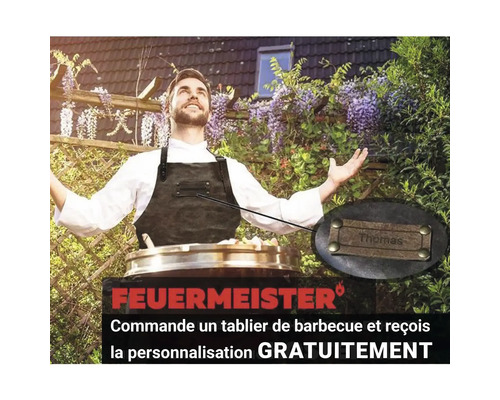 Homme avec tablier de cuisine pour barbecue dans le jardin