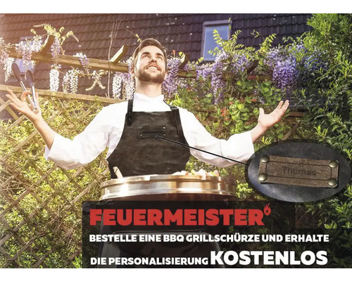Mann mit Grillzange und personalisierter Grillschürze im Garten