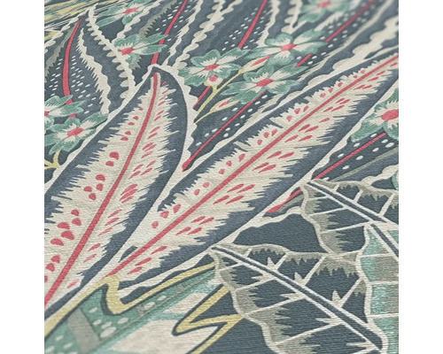 Detailansicht einer bedruckten Tapete mit floralen und Blattmotiven