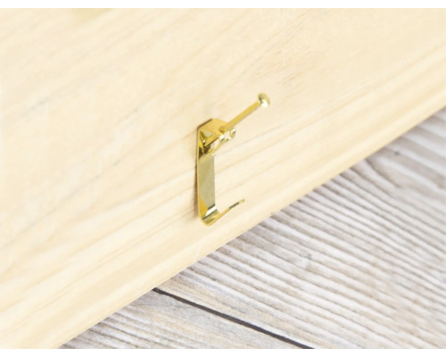 Goldfarbener Bilderhaken zur Befestigung an einer Holzoberfläche