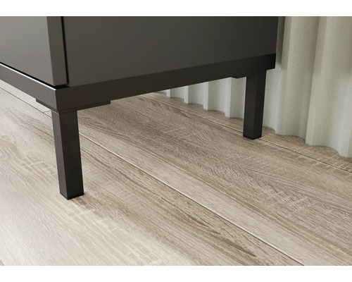Gros plan d''un meuble de salle de bains avec pieds en métal sur un plancher en bois.