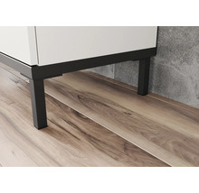 Vue détaillée d''un meuble de salle de bains avec pieds en métal sur un plancher en bois.