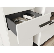 Geöffneter Badezimmerschrank mit Rasierer und Box