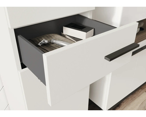 Meuble de salle de bains ouvert avec rasoir et boîte