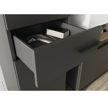 Schublade mit Rasierer und Box im Badezimmerschrank