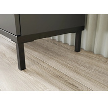 Detailaufnahme eines Badezimmerschranks mit Metallbeinen auf einem Holzboden