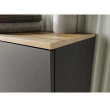 Detailaufnahme eines Badezimmerschranks mit Holzplatte