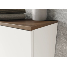 Detailaufnahme eines Badezimmerschranks mit Holzplatte und weisser Front