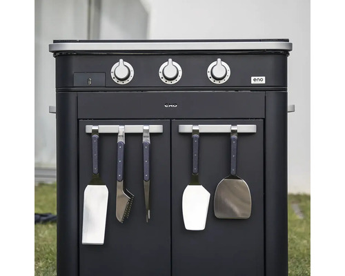 Barbecue foncé avec boutons rotatifs et ustensiles de barbecue