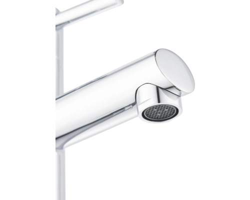 Nahaufnahme eines glänzenden, verchromten Wasserhahns.