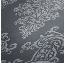 Nahaufnahme einer Tapete mit ornamentalen Verzierungen.