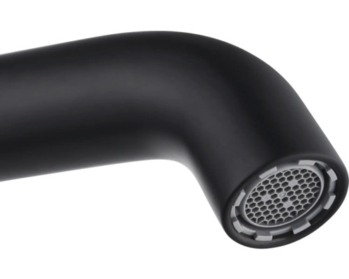 Nahaufnahme eines schwarzen Wasserhahn-Auslaufs mit Perlator