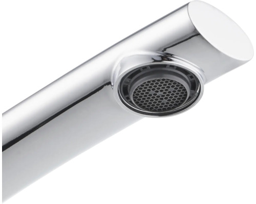 Gros plan du bec d''un robinet avec aérateur