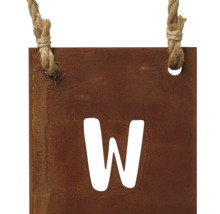 Dekoschild mit dem Buchstaben W und Aufhängung aus Naturfaser