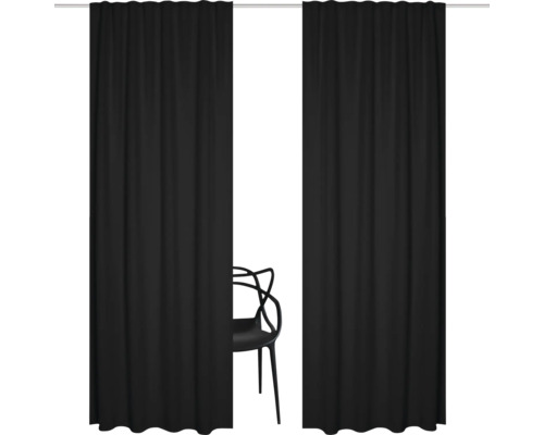 Zwei schwarze Gardinen verdecken teilweise einen Stuhl