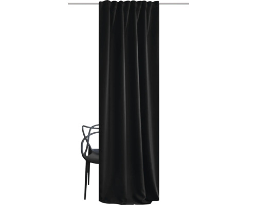 Schwarzer Vorhang neben einem Stuhl
