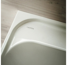 Detailansicht eines weißen Waschbeckens mit Laufen Logo.