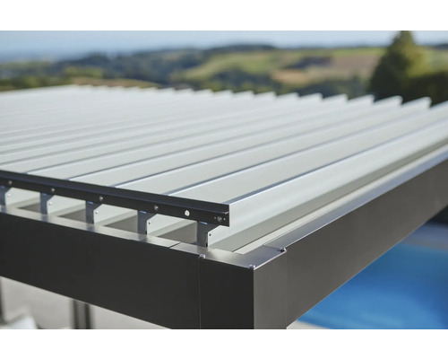Detailansicht einer modernen Terrassenüberdachung mit Lamellenstruktur