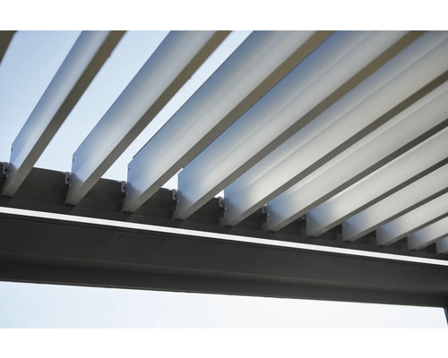 Gros plan d''une pergola avec des lamelles réglables pour le jardin