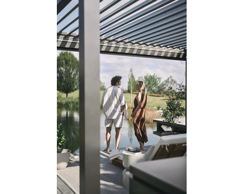 Szene mit einer Pergola und zwei Personen am Wasser