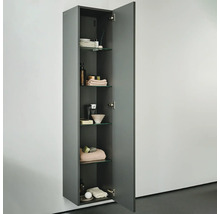 Grauer Bad-Hochschrank mit offenen Regalböden zur Aufbewahrung von Badartikeln.