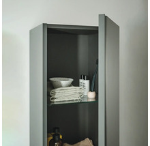 Badezimmer Hochschrank mit Handtüchern und Accessoires