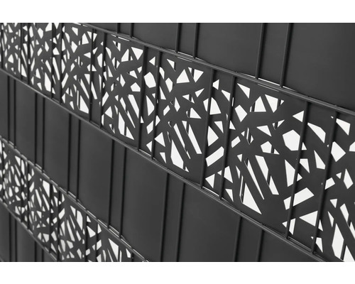 Gros plan d''une clôture métallique avec motif décoratif