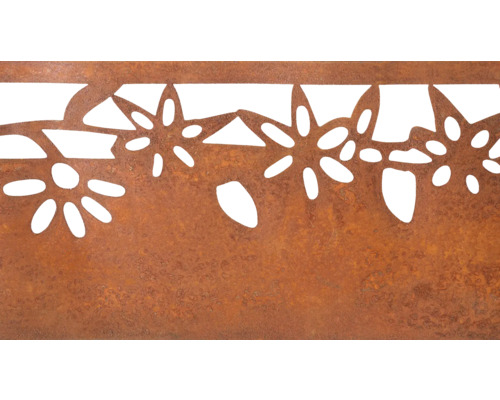 Panneau métallique décoratif avec découpe florale.