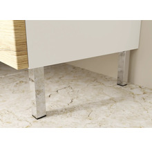 Detailansicht eines Möbelstücks mit Holzdekor und Metallfüßen