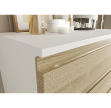 Detailaufnahme einer Kommode mit Schubladen im Schlafzimmer