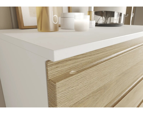 Gros plan d''une commode à tiroirs dans une chambre