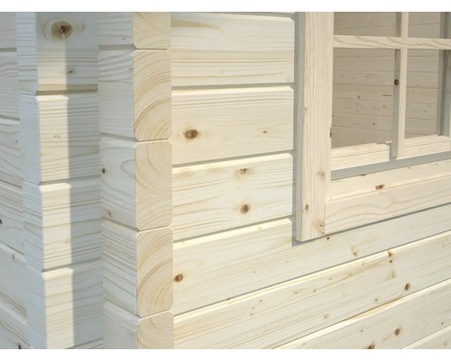 Detailansicht einer Holzwand mit Fenster eines Gartenhauses