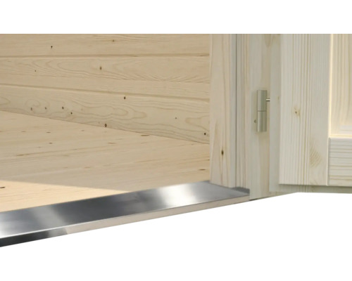 Vue détaillée d''une cabane en bois avec seuil de porte en métal et charnière de porte