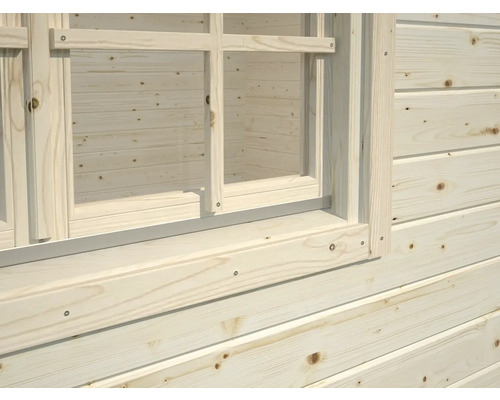 Detailansicht eines Holzgartenhauses mit Fenster