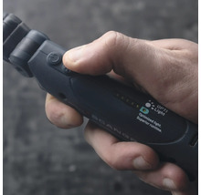 Hand, die eine Scangrip Lampe bedient