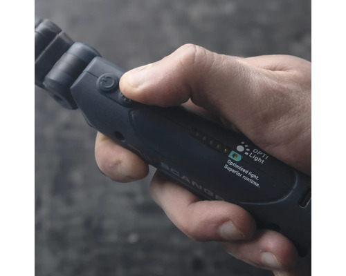 Hand, die eine Scangrip Lampe bedient