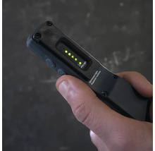 Eine Person hält eine PTI Light Inspektionslampe in der Hand.