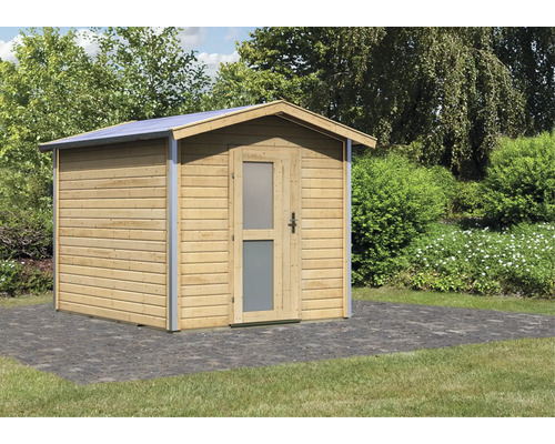 Abri de jardin en bois avec porte et éléments de fenêtre devant un décor de jardin