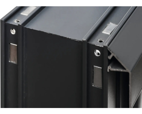 Vue détaillée d''un profilé en aluminium noir avec aimants et perçages.