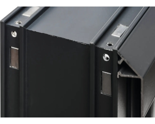 Detailaufnahme eines schwarzen Aluminiumprofils mit Schrauben und Magneten.