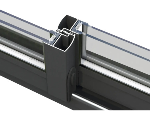 Detailansicht eines Aluminium-Schiebetürsystems mit Glasfüllung