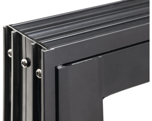 Vue détaillée d''un cadre de fenêtre en métal