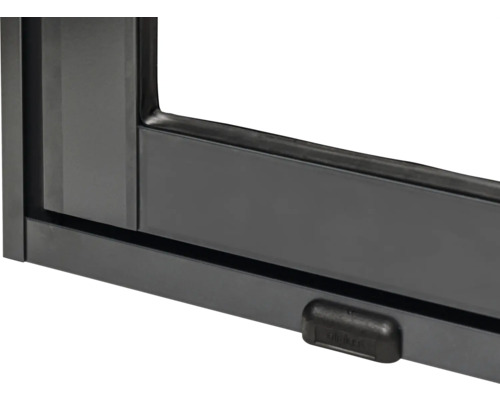 Vue détaillée d''une fenêtre noire avec poignée de fenêtre