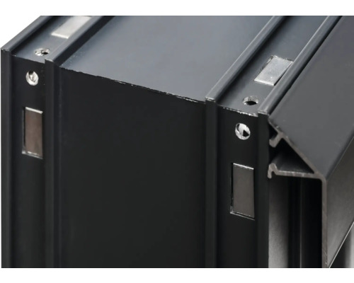 Detailansicht eines schwarzen Aluminiumprofils mit Schrauben und Magneten