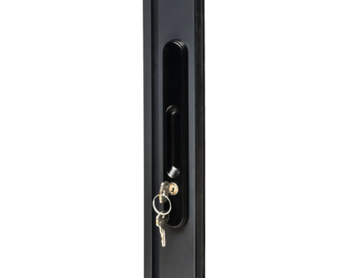 Garniture de porte avec clé dans la serrure