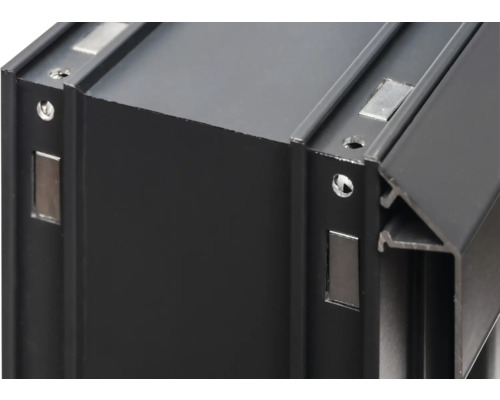 Vue détaillée d''un profilé en aluminium noir avec fixation magnétique