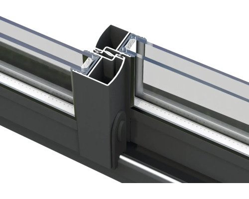 Detailansicht eines Schiebetürsystems mit Aluminiumrahmen und Glasfüllung