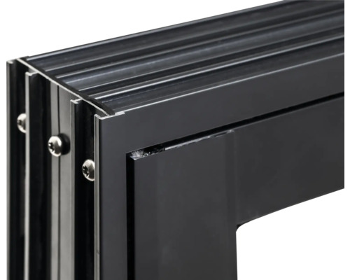 Vue détaillée d''un cadre de fenêtre en métal