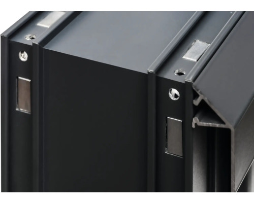 Vue détaillée d''un cadre en aluminium noir avec aimants et trous de forage.